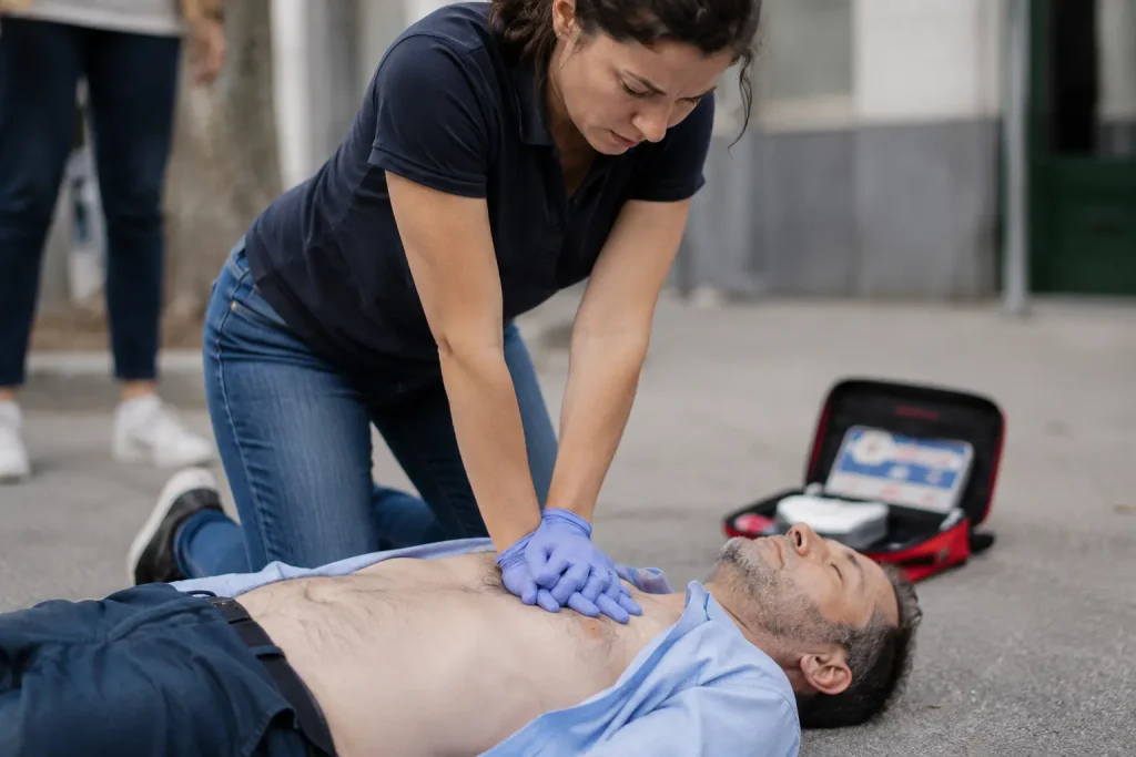 Comment faire un massage cardiaque
