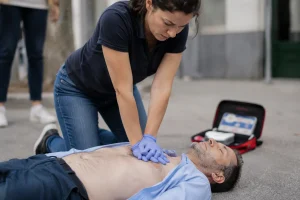 Comment faire un massage cardiaque